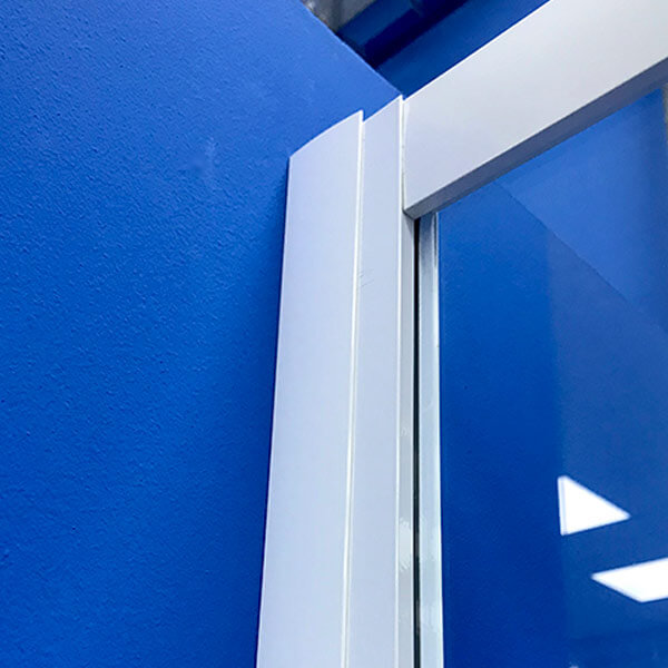 Душевая дверь в нишу AVS Квант 140 профиль белый глянец, стекло прозрачное